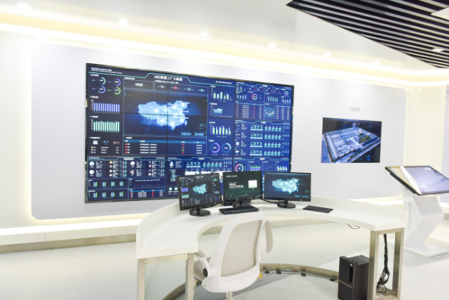 其核心优势集中体现在三方面:私有化部署模式安全可控