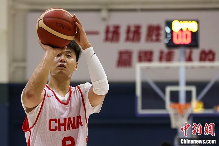 中国男篮以100：58击败日本，完成42分大胜并晋级