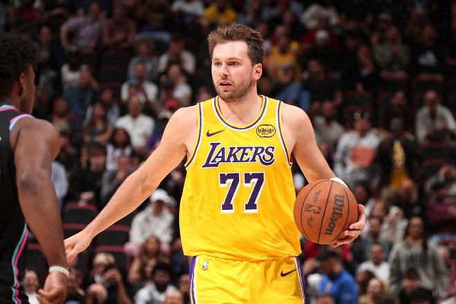 湖人双杀热火豪取8连胜 东契奇背靠背砍100分创历