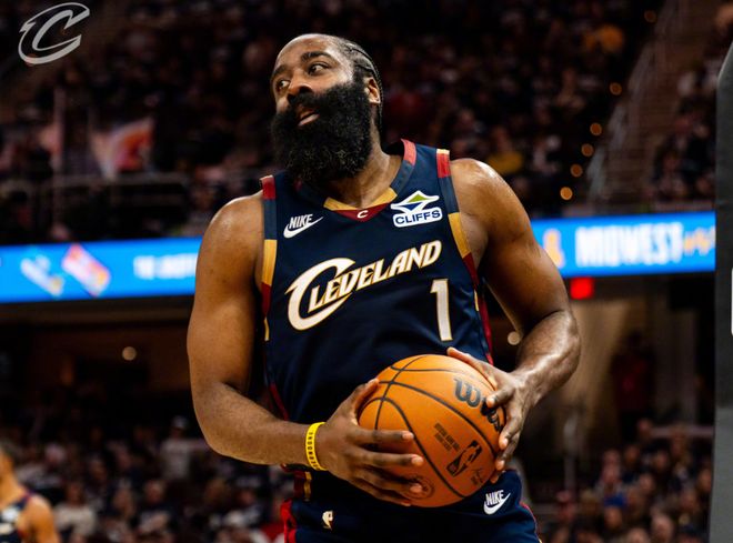 哈登遭猛龙三重夹击裁判未吹罚引争议