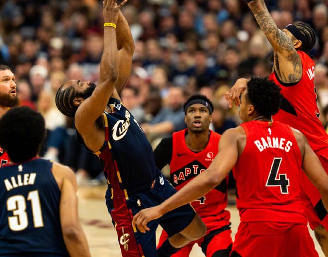 哈登遭猛龙三重夹击裁判未吹罚引争议