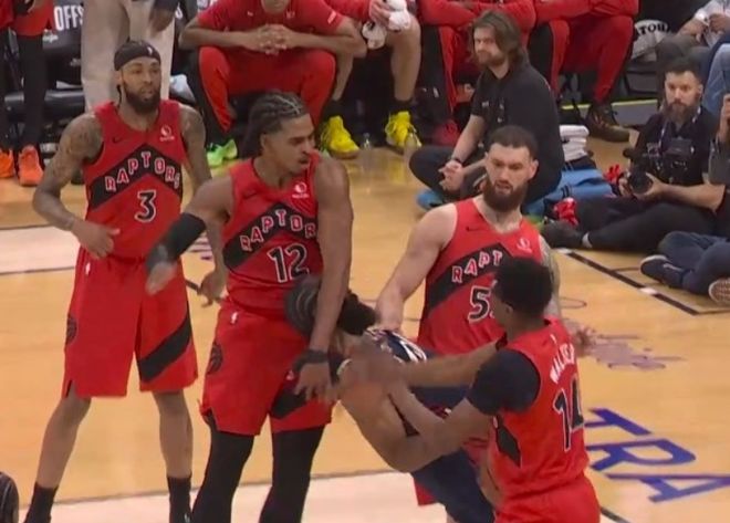 哈登遭猛龙三重夹击裁判未吹罚引争议