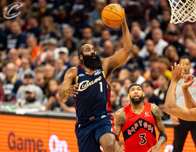 哈登遭猛龙三重夹击裁判未吹罚引争议