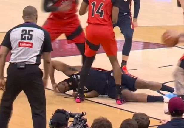 哈登遭猛龙三重夹击裁判未吹罚引争议