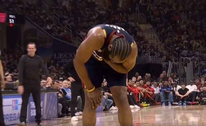 哈登遭猛龙三重夹击裁判未吹罚引争议