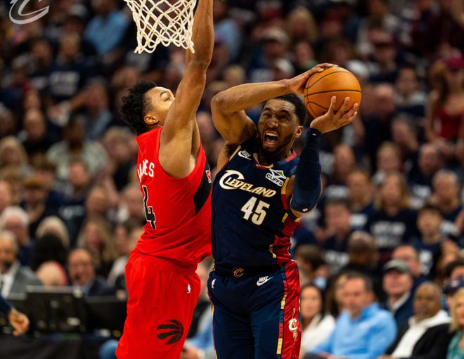 哈登遭猛龙三重夹击裁判未吹罚引争议