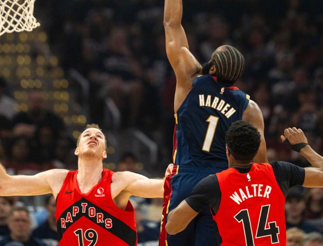 哈登遭猛龙三重夹击裁判未吹罚引争议